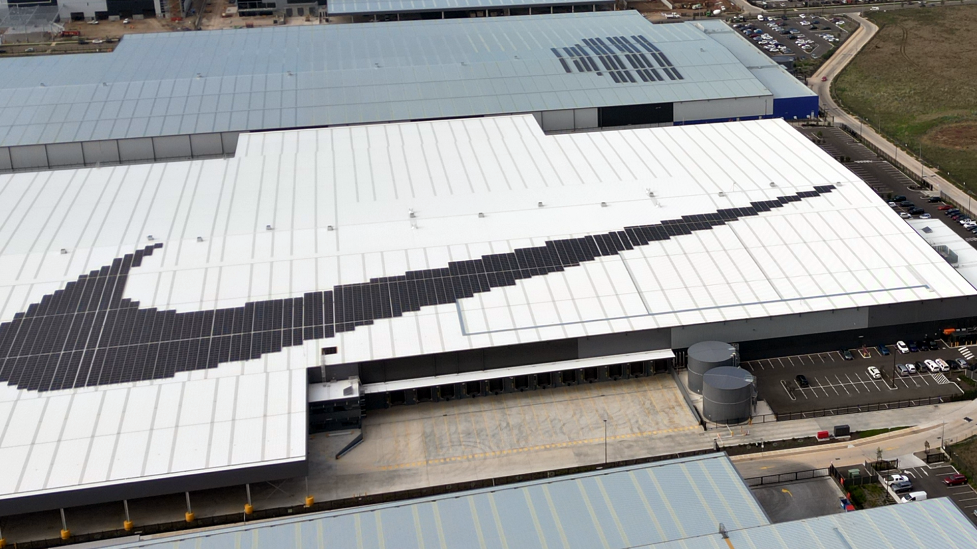 当耐克仓库披上z6com·尊龙