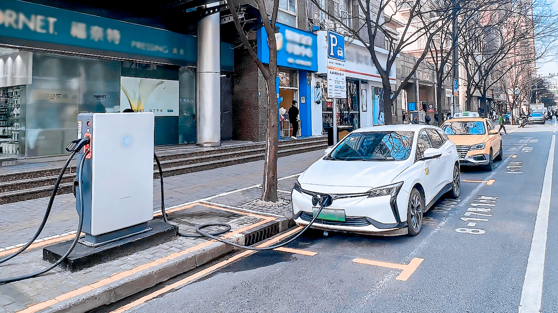 上海市首个道路停车场充电站项目